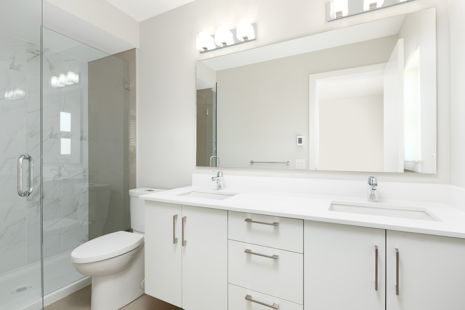 Bathroom inside Richmond luxury rental townhome.