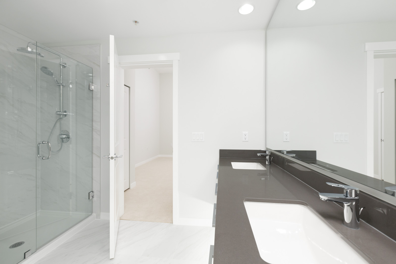 bathroom with open door counter and mirror to ceiling