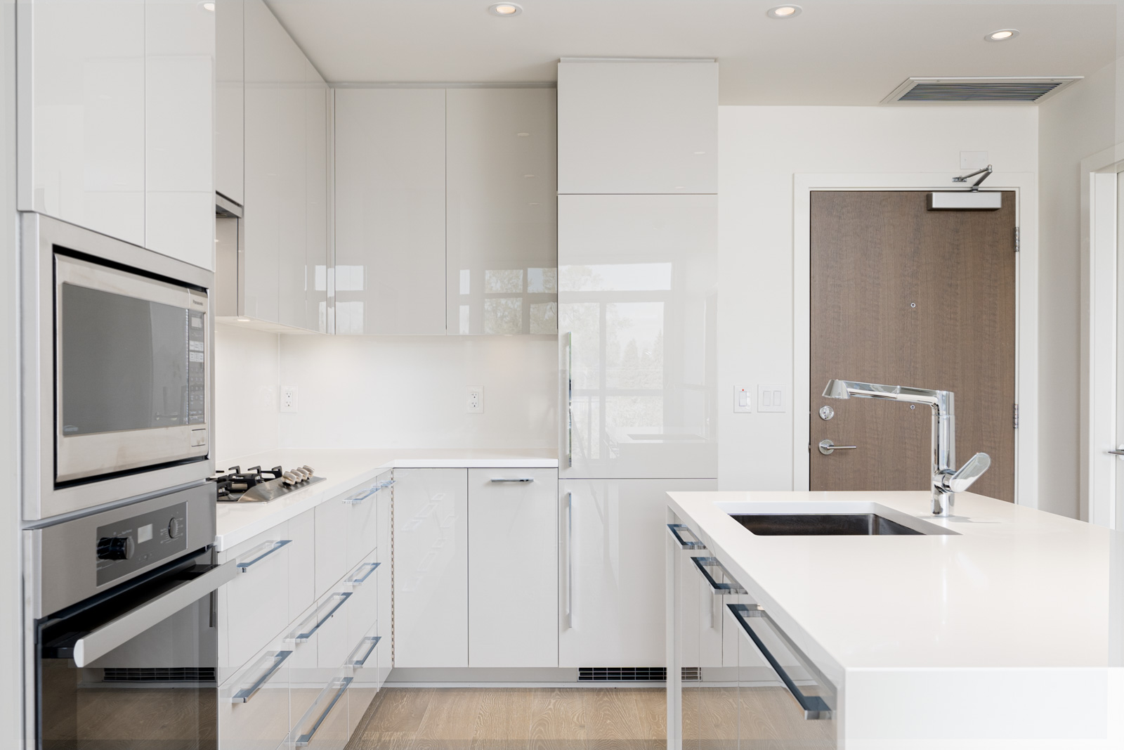 Monochromatic kitchen with all the essential appliances