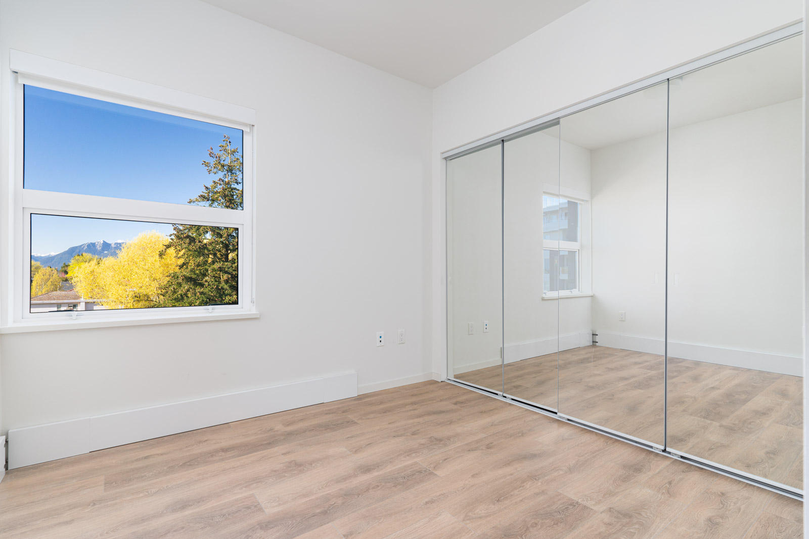 Bedroom with large mirrored closet