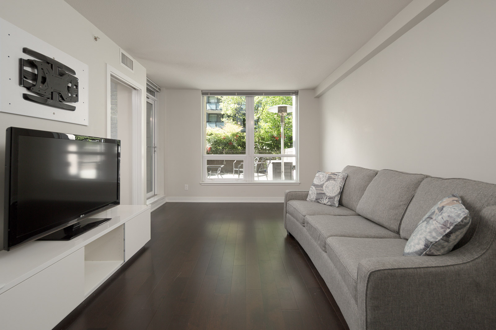living room with laminated floors in rental condo in the Downtown neighbourhood of Vancouver