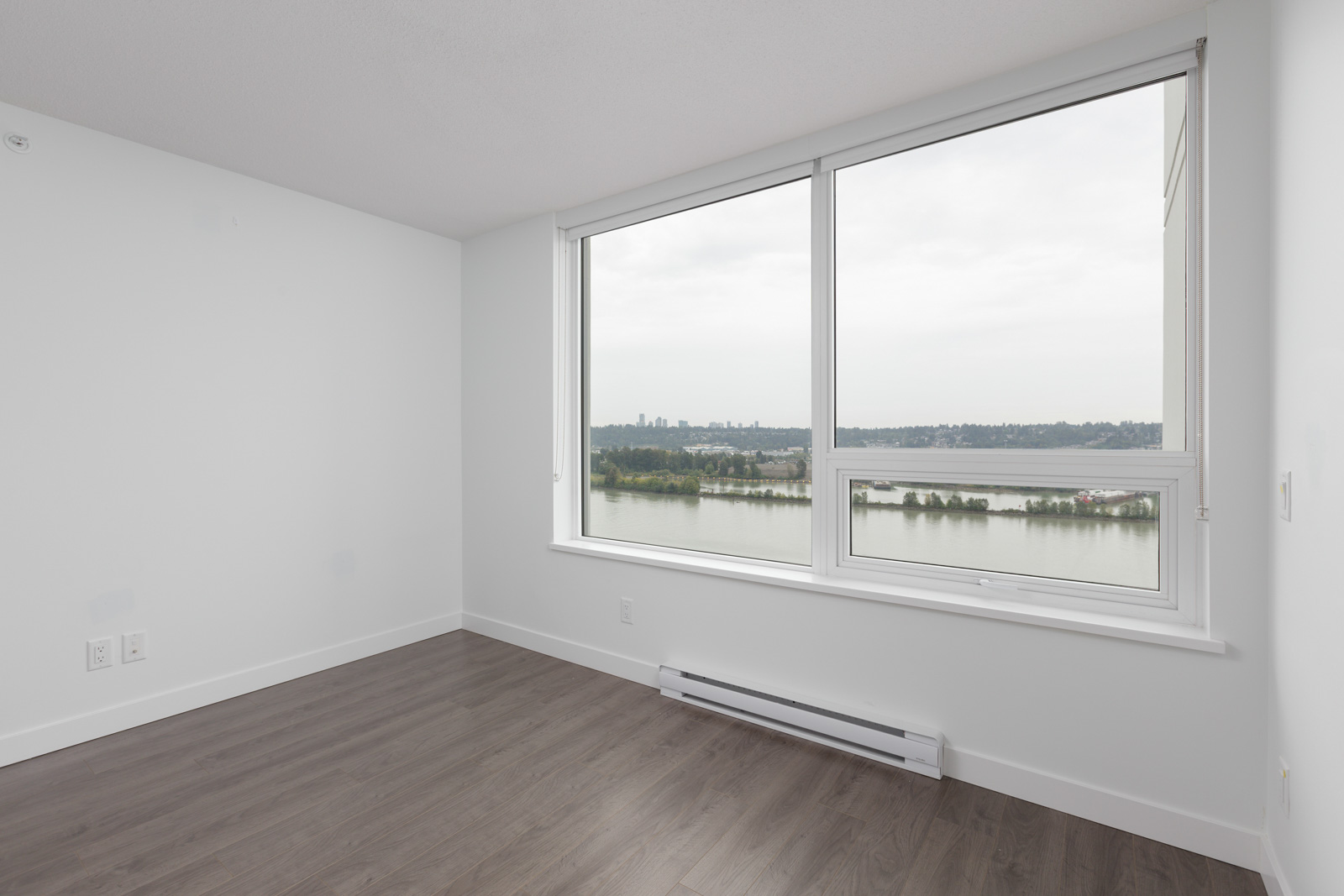 new laminate floors and huge window with a view on the river