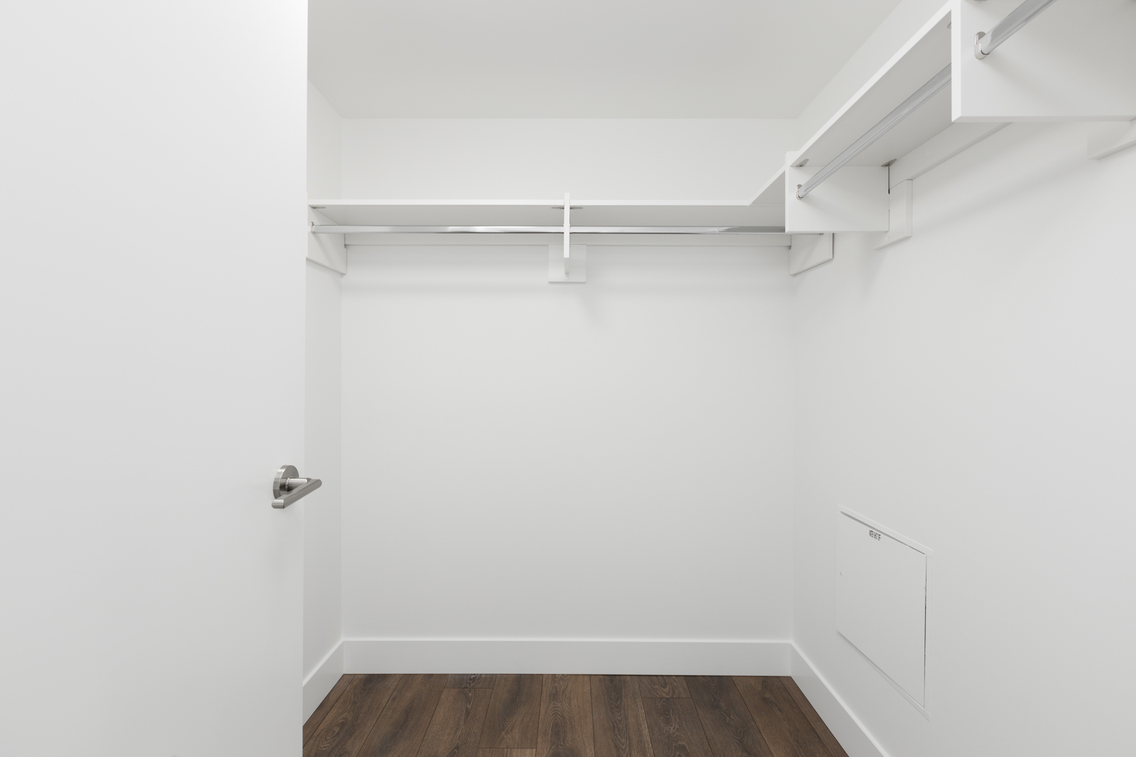 walk-in closet with shelves